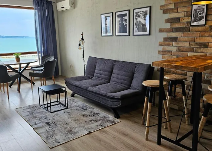 דירה Comfy Flat Sea View & Wi-fi וארנה